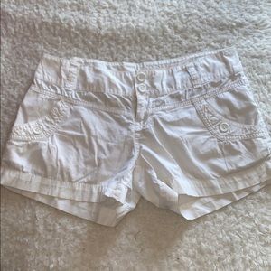 DKNY white shorts ✨
